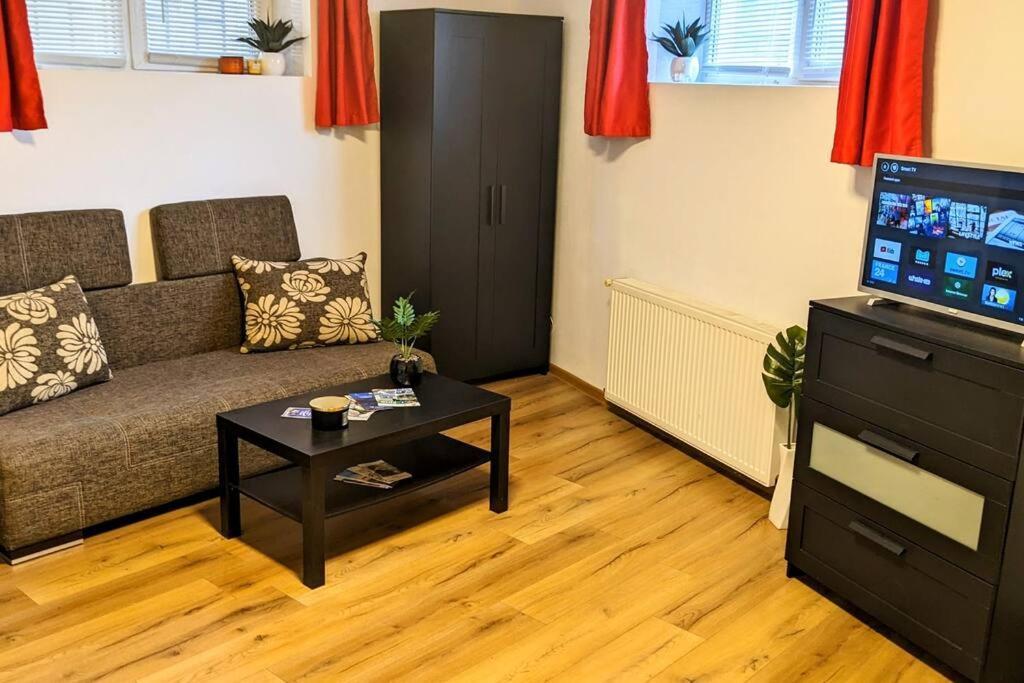Cosy One Bedroom Flat With Free Parking & Wifi クルージュ＝ナポカ エクステリア 写真