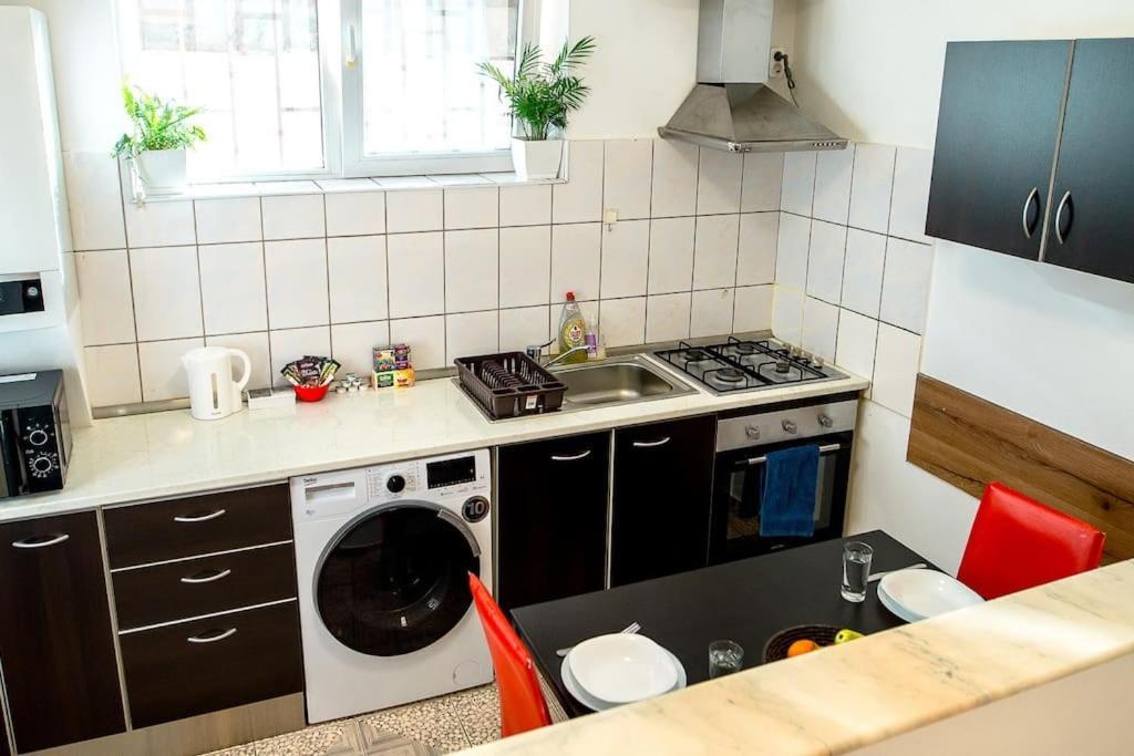 Cosy One Bedroom Flat With Free Parking & Wifi クルージュ＝ナポカ エクステリア 写真